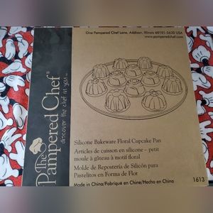 The Pampered Chef Silicone Bakeware Floral Cupcake Pan